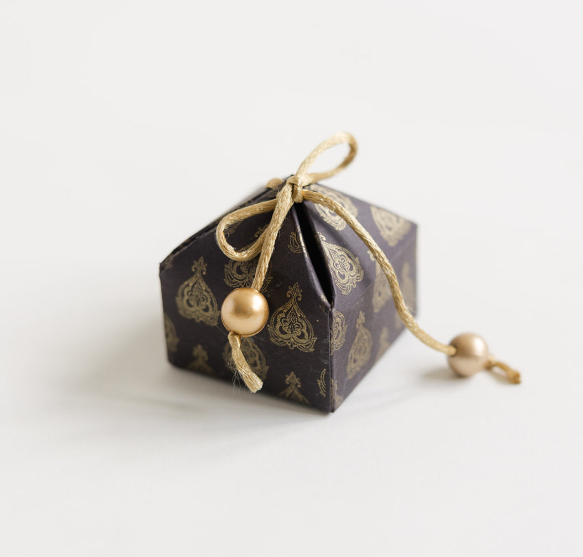 Black Mughal Leaf Mini Pyramid Box