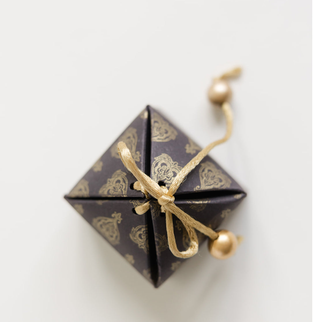 Black Mughal Leaf Mini Pyramid Box