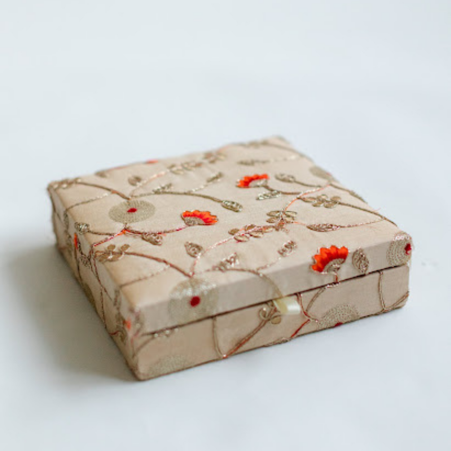 Gift Box A stunning Gift Box which is perfect for displaying sweet treats and other items such as jewellery. Also perfect for a keep sake after your events or gifting your items. Size 20 x20 x 6cm